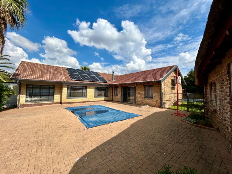 4 Bedroom Property for Sale in Pellissier Free State